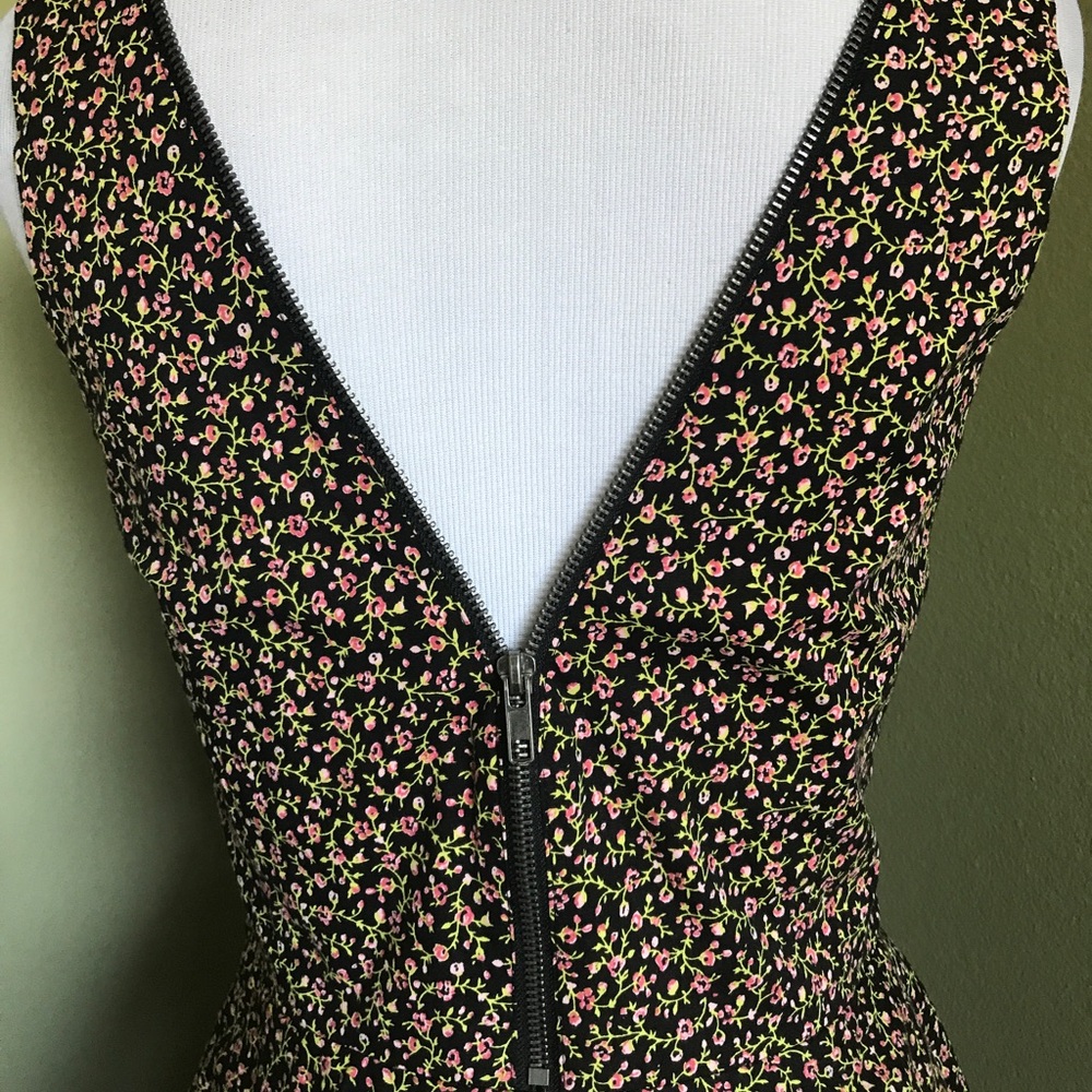 Bebe Fit Flare Floral Sleeveless Zip detail dress - Picture 4 of 8